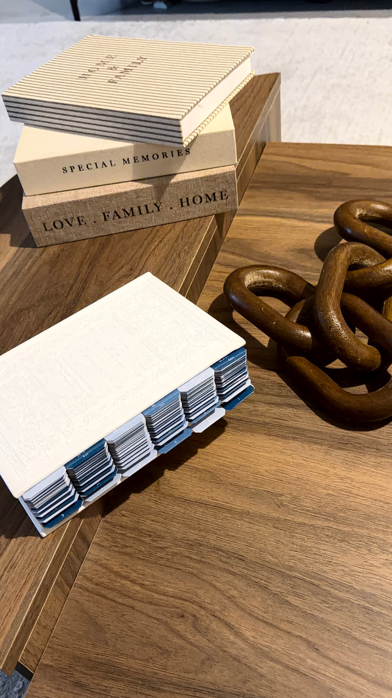 Coran blanc avec des onglets sourates bleue installée 