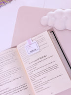 livre ouvert poser sur un bureau avec marque page aimante blanc