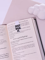 livre ouvert avec un Marque page magnétique noir et blanc just dua it