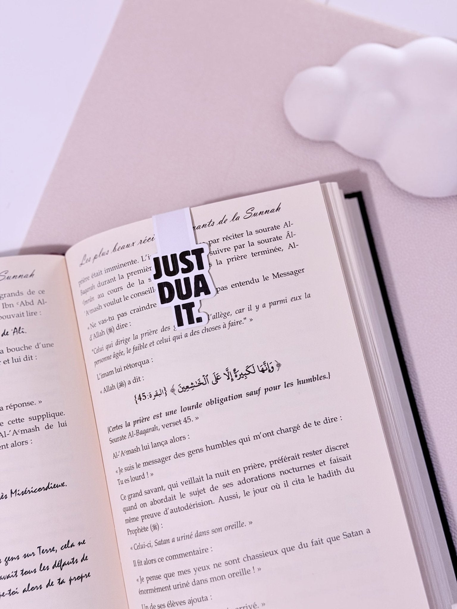 livre ouvert avec un Marque page magnétique noir et blanc just dua it