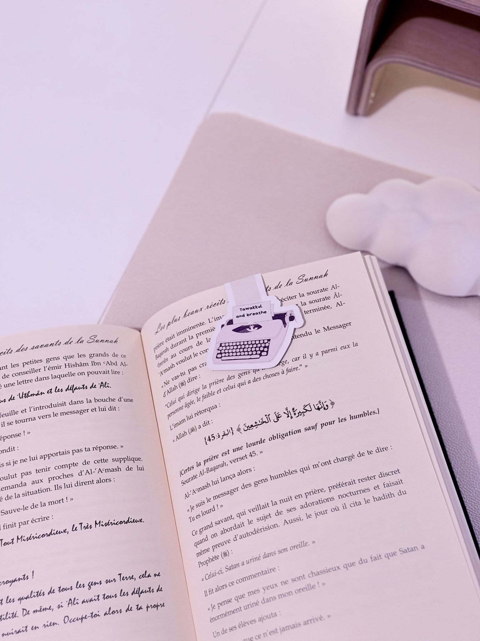 livre ouvert avec Marque page blanc et rose tawakkul