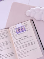 livre ouvert avec un marque page aimanté sourate al Fatiha