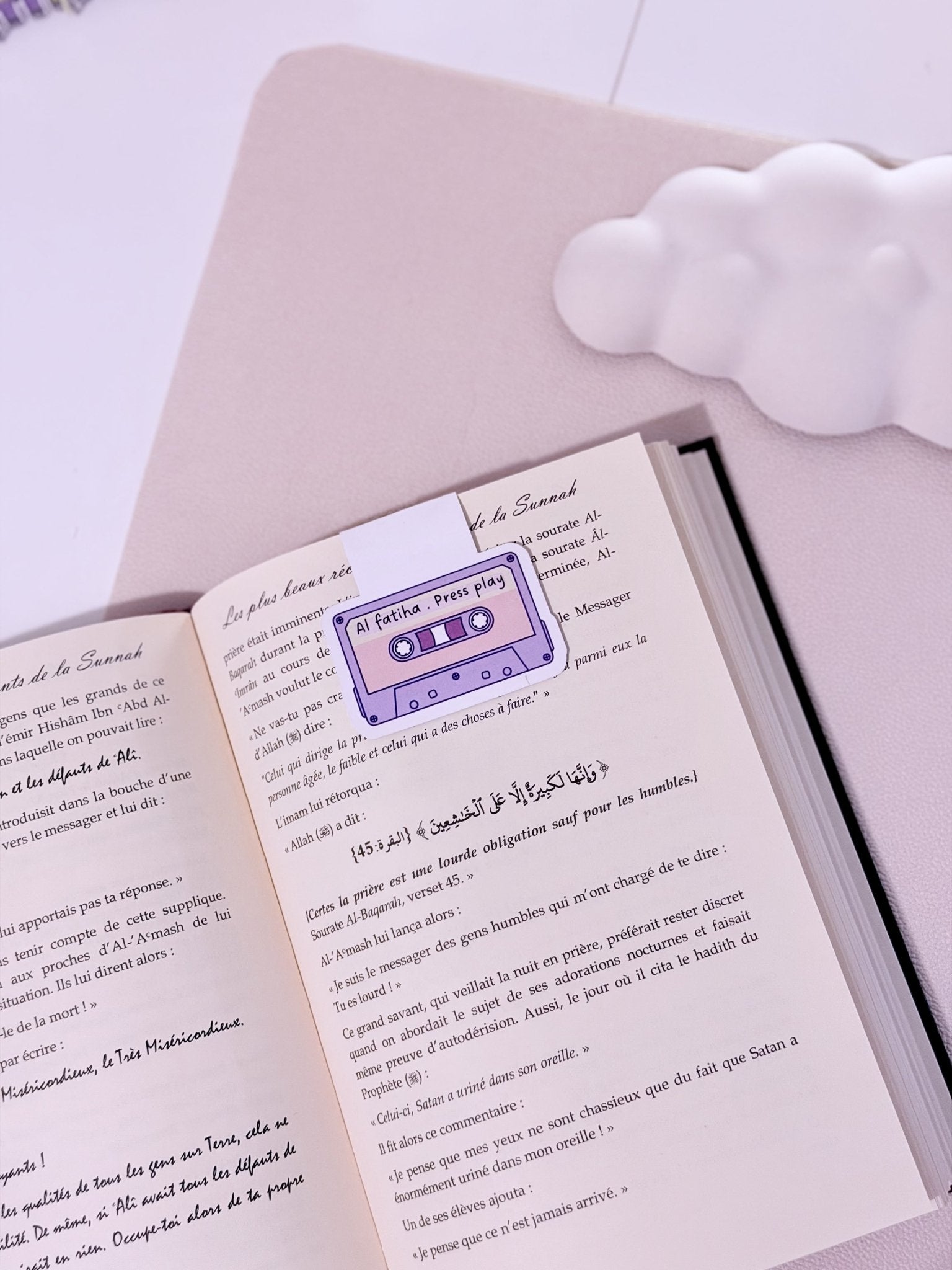 livre ouvert avec un marque page aimanté sourate al Fatiha