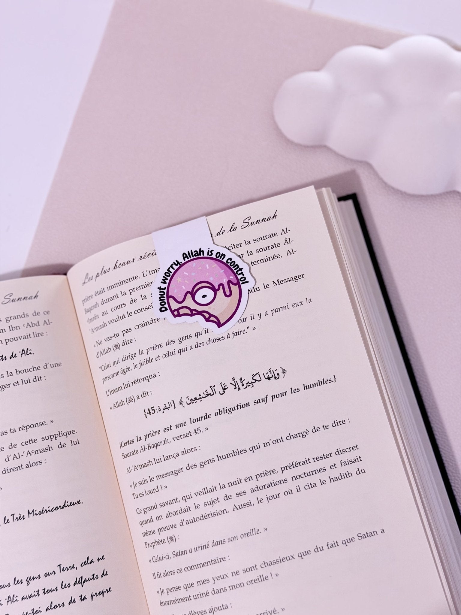 livre ouvert avec marque page aimanté en forme de donut avec écrit Donut worry Allah is on control