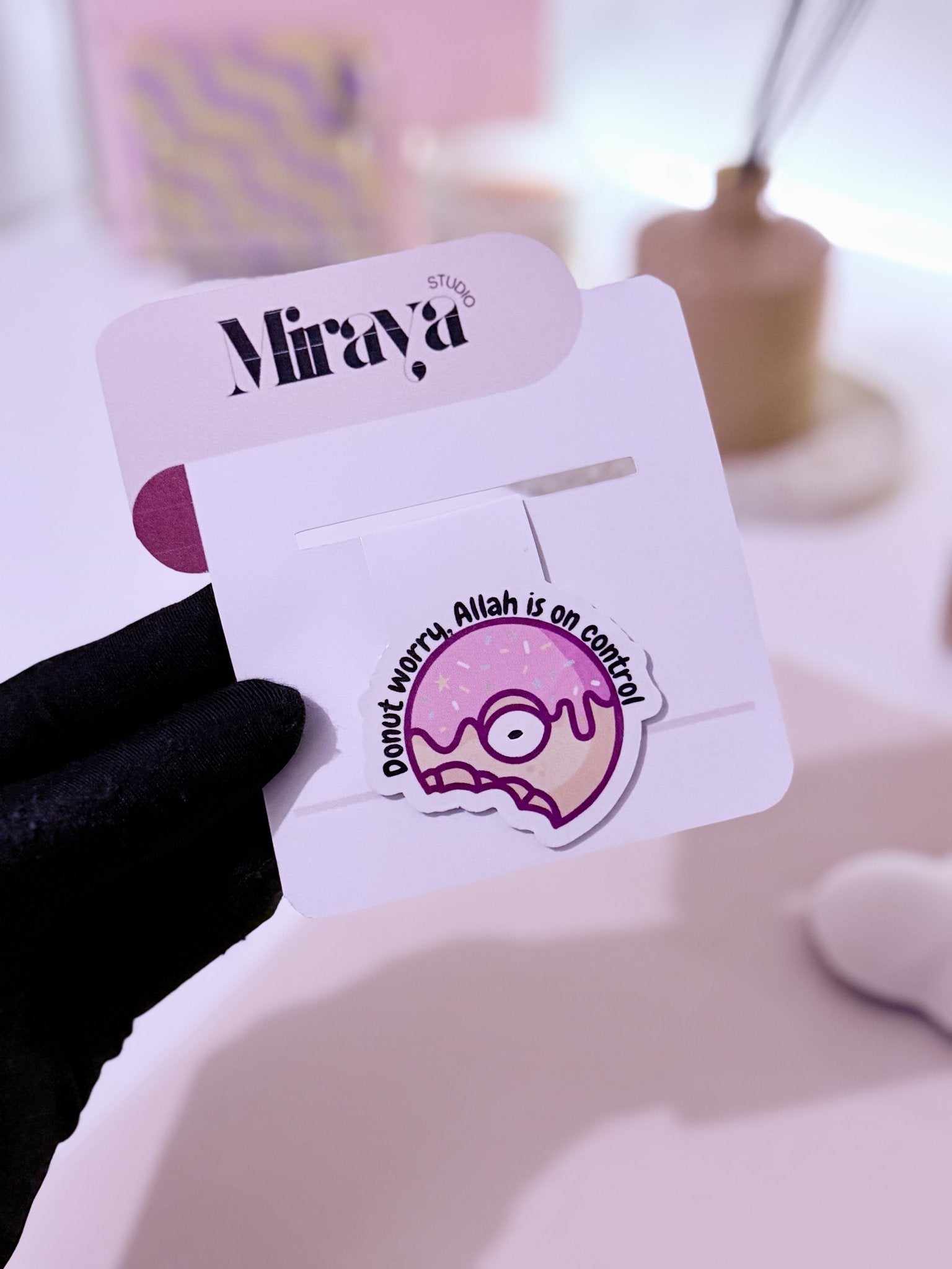 Marque page aimanté motif donut rose  dans une main 