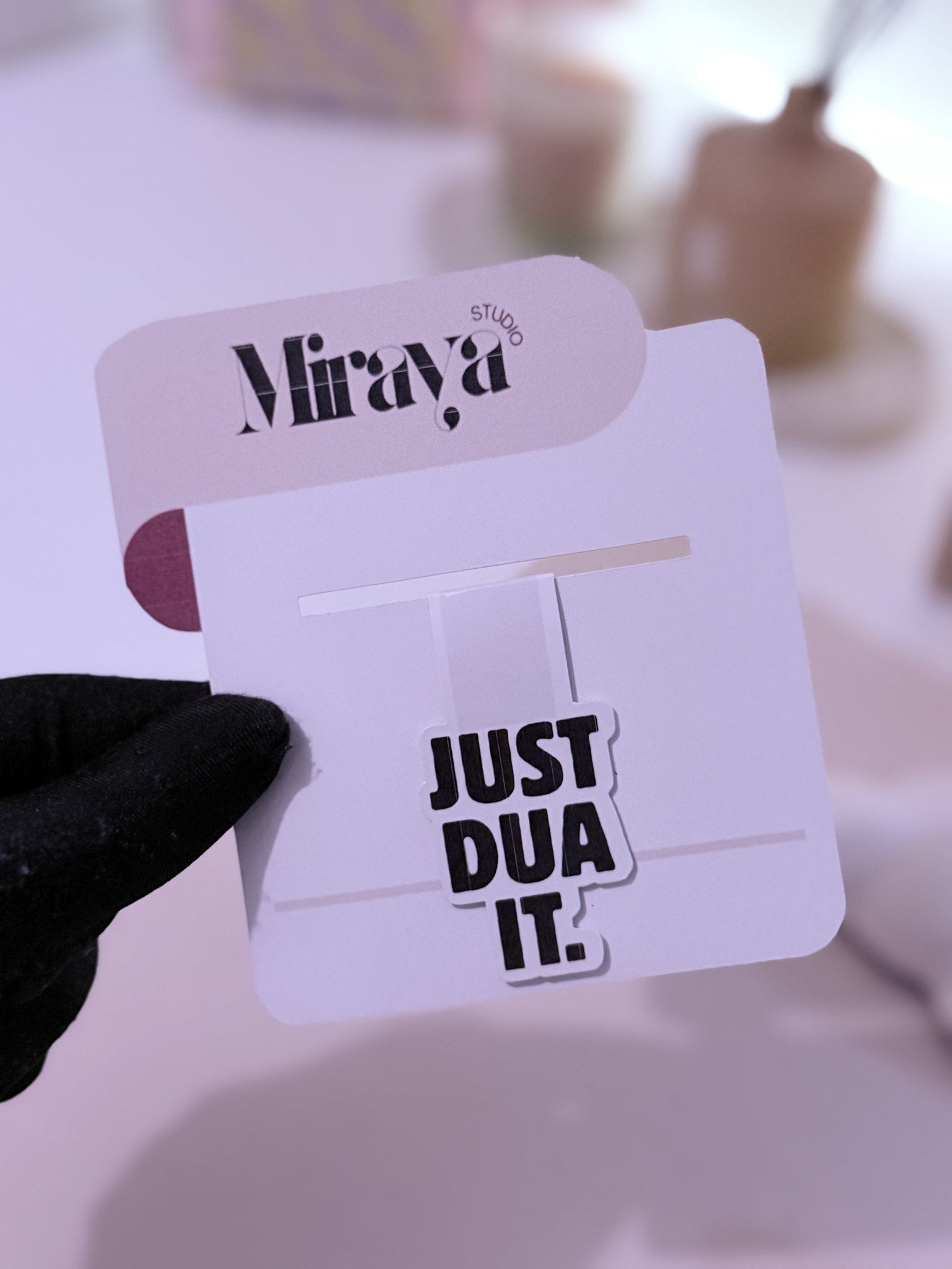 Marque page aimanté motif dua noir et blanc dans une main 