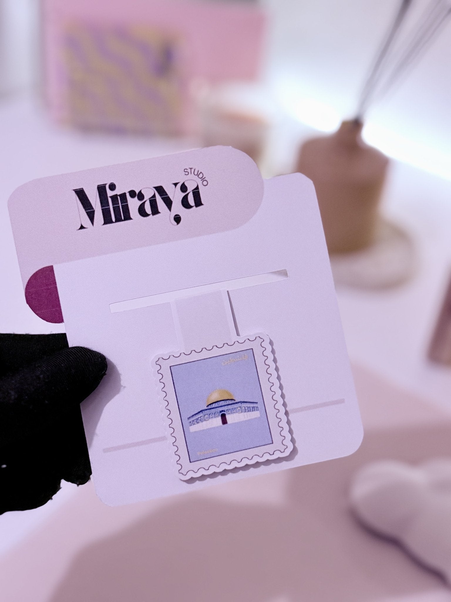 Marque page aimanté motif timbre Palestine dans une main 