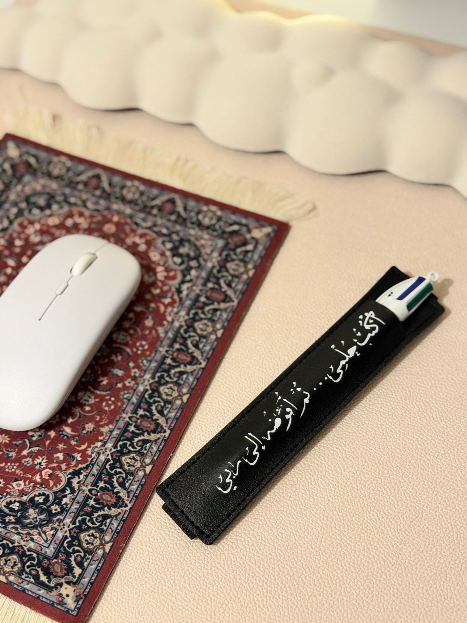 Un porte stylos noir avec élastique à accroche sur couverture du livre , personnalisable