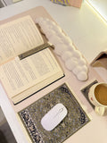 Un Set de tapis de souris, marque page et dessous de tasse au motif des tapis de la mosquée du prophète posé sur un bureau