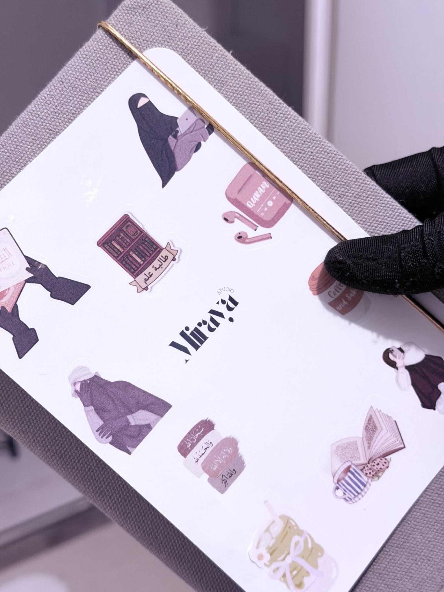 Une main qui présente un pack de 10 stickers décoratif a motif muslim lifestyle
